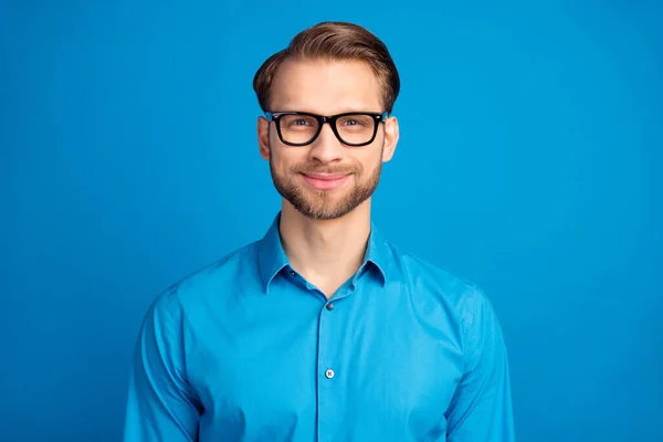 Fénykép a fiatal jóképű férfi magabiztos boldog pozitív mosoly kopás ing elszigetelt felett kék színű háttér — Stock Fotó
