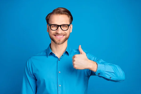 Foto av ung man glad positiv leende visa tummen upp som perfekt fin annons promo isolerad över blå färg bakgrund — Stockfoto