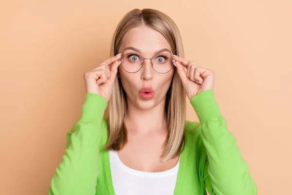 Foto retrato mujer rubia mirando asombrada usando gafas aisladas pastel color beige fondo — Foto de Stock