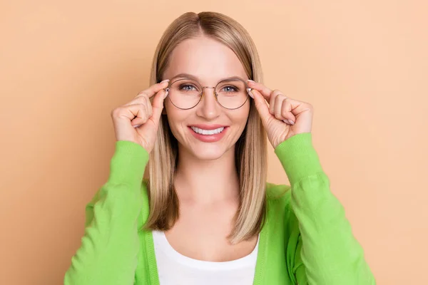 Ritratto di attraente allegra ragazza con esperienza bibliotecario toccando specifiche isolato su sfondo di colore pastello beige — Foto Stock