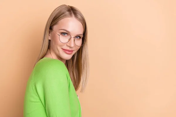 Profiel zijaanzicht portret van aantrekkelijke vrolijke intellectuele meisje kopiëren ruimte geïsoleerd over beige pastel kleur achtergrond — Stockfoto