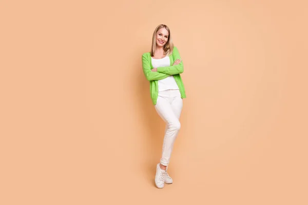 Piena lunghezza corpo dimensioni foto business donna con le mani incrociate sorridente isolato pastello beige colore sfondo copyspace — Foto Stock