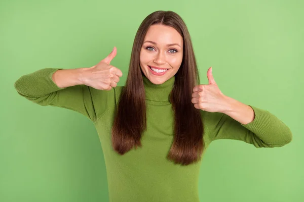 Foto van positieve mooie mooie jonge vrouw maken duimen omhoog raden geïsoleerd op groene kleur achtergrond — Stockfoto