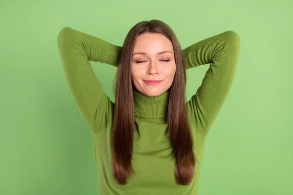 Topo alto acima ângulo vista foto de muito relaxado jovem mulher sorriso segurar as mãos atrás da cabeça isolado no fundo de cor verde — Fotografia de Stock