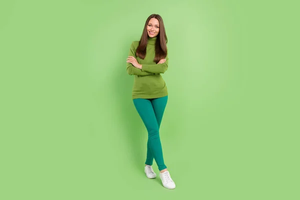 Foto de larga duración de la joven encantadora positiva cogida de la mano sonrisa cruzada aislada sobre fondo de color verde — Foto de Stock