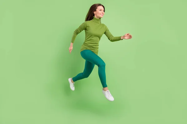 Longitud completa cuerpo tamaño lado perfil foto mujer saltar corriendo en reunión aislado pastel rosa color fondo —  Fotos de Stock