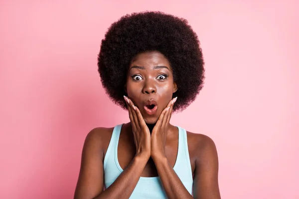 Retrato de la morena impresionada rizado señora manos barbilla desgaste azul superior aislado sobre fondo de color rosa pastel — Foto de Stock