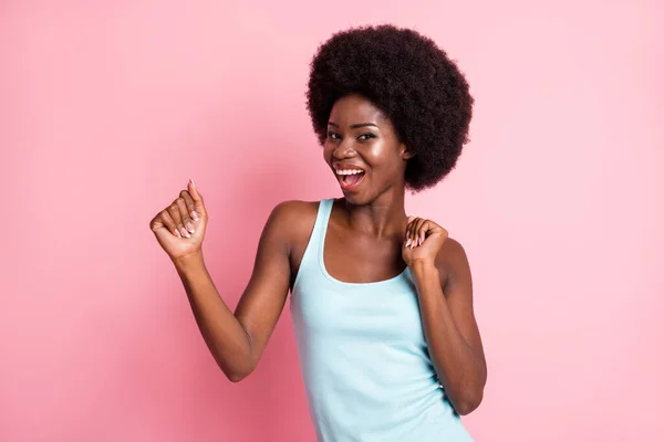 Porträt Hurra brünett lockige Dame Tanz tragen blaues Top isoliert auf rosa Hintergrund — Stockfoto