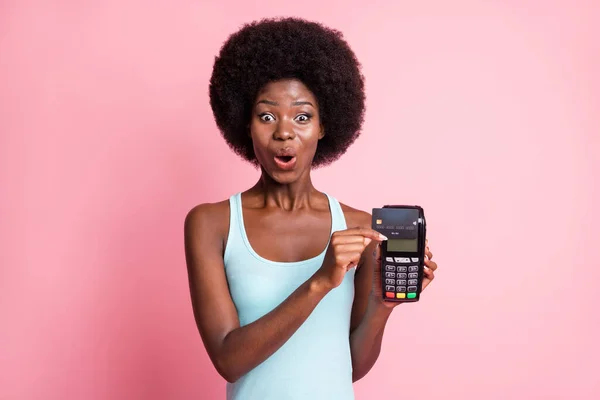 Фото привлекательной брюнетки афро-американская женщина изумлен холдинг карты swipe беспроводной изолированы на розовом фоне цвета — стоковое фото