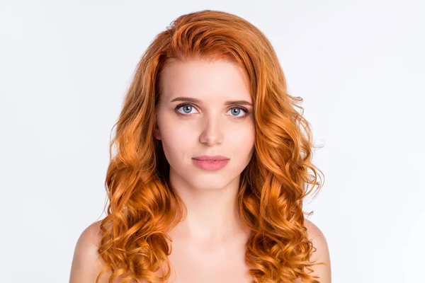 Foto ritratto di ragazza dai capelli rossi con spalle nude isolato su sfondo di colore bianco — Foto Stock