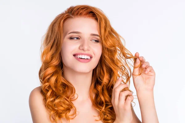Foto retrato menina de cabelos vermelhos rindo tocando curles sedosos isolados no fundo de cor branca — Fotografia de Stock
