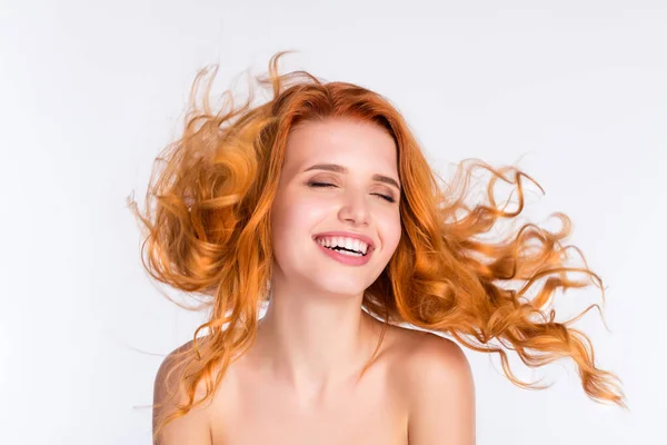 Foto portret van jonge vrouw krullend rood haar gladde huid lachen vliegend haar naakte schouders geïsoleerde witte kleur achtergrond — Stockfoto