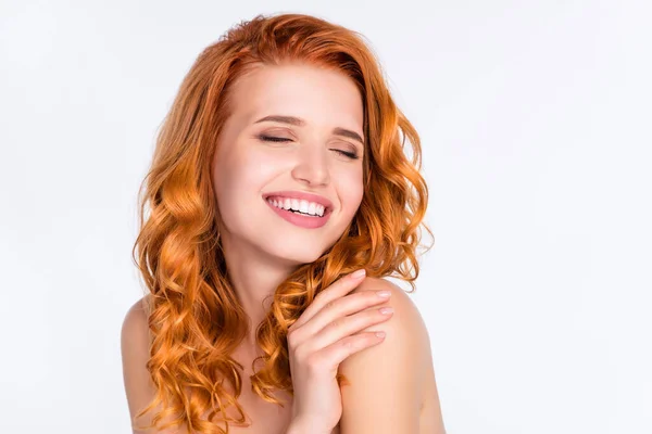 Foto retrato de jovem modelo com cabelo encaracolado vermelho sorridente sonhador tocando ombros rindo isolado no fundo da cor branca — Fotografia de Stock