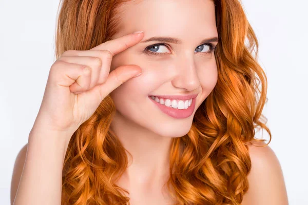 Крупным планом фотопортрет молодой модели с волнистыми рыжими волосами, улыбающимися с морщинами на лице, выделенными на белом фоне — стоковое фото