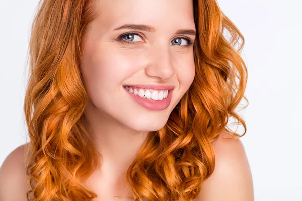 Крупным планом фотопортрет молодой модели с волнистыми рыжими волосами, улыбающимися, получил идеальную мягкую кожу на белом фоне — стоковое фото