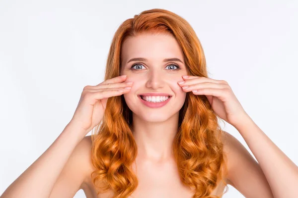 Foto portret van jong model met krullend rood haar glimlachend aanraken gladde zachte huid wangen geïsoleerd op witte kleur achtergrond — Stockfoto