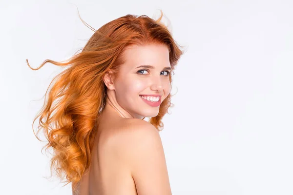 Yan profil fotoğrafı. Dalgalı kızıl saçlı mutlu gülümseyen, yumuşak, pürüzsüz saçlı, izole beyaz arkaplan. — Stok fotoğraf