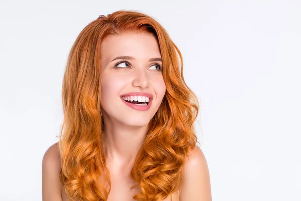 Dalgalı kızıl saçlı güzel bir kızın resmi. Kahkahalarla gülüyor. Beyaz arkaplanda izole edilmiş boş bir alan. — Stok fotoğraf