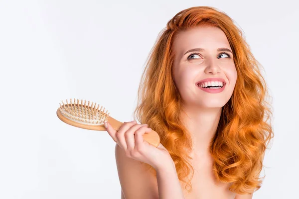 Kıvırcık kızıl saçlı kızın fotoğrafı. Aşırı neşeli gülüyor. Saç fırçasını izole edilmiş beyaz arka planda tutuyor. — Stok fotoğraf