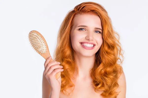 Foto retrato chica pelirroja sonriendo mantener cepillo de pelo de madera riendo aislado sobre fondo de color blanco — Foto de Stock