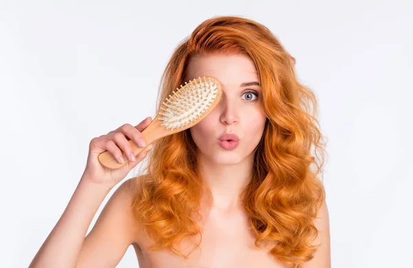 Foto-Porträt von Mädchen mit lockigen roten Haaren halten bedeckte Augenhaarbürste tun Haarpflege-Behandlung mit geschmacklosen Lippen isoliert weißen Farbhintergrund — Stockfoto