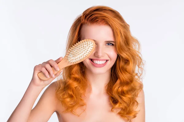 Foto retrato de menina com cabelo encaracolado vermelho mantendo escova de cabelo sorrindo fazendo tratamento de cabelo no salão isolado fundo cor branca — Fotografia de Stock