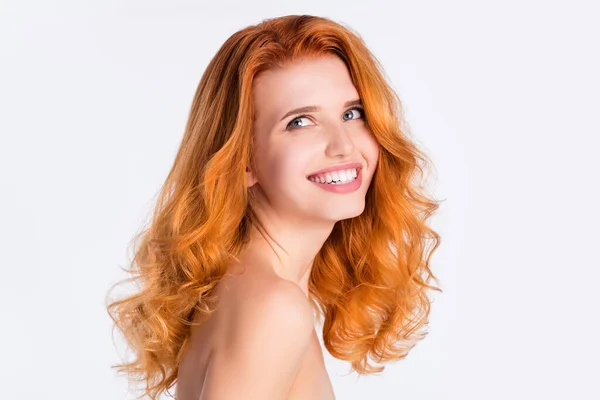 Yan profil fotoğrafı. Kıvırcık kızıl saçlı, mutlu, çıplak omuzlu, boş, rüya gibi, izole beyaz arkaplan görünümlü bir kız resmi. — Stok fotoğraf