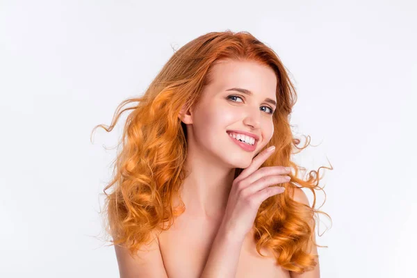 Foto retrato de jovem mulher ondulado cabelo vermelho feliz sorrindo tocando sedoso macio suave pele isolada cor branca fundo copyspace — Fotografia de Stock