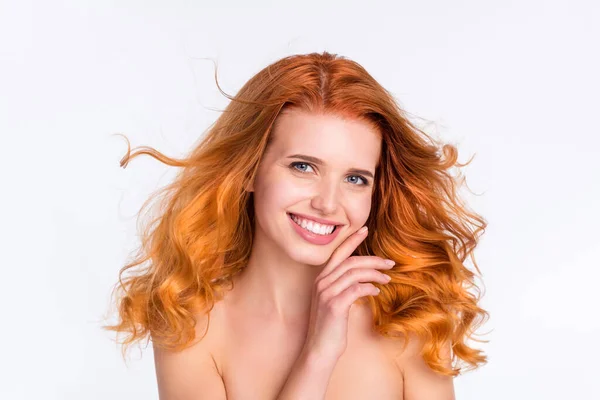Genç bir kadının fotoğrafı dalgalı kızıl saçlar mutlu gülücük dokunuşlar yumuşak, pürüzsüz bir yüz izole edilmiş beyaz arka plan — Stok fotoğraf