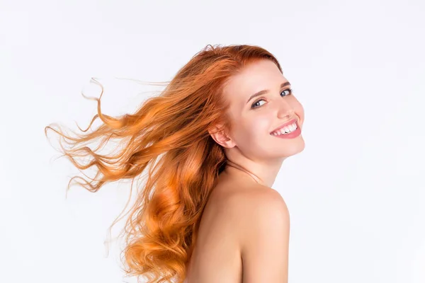 Боковой профиль фото портрет молодой женщины кудрявые рыжие волосы счастливы улыбаясь с летящими волосами изолированный белый цвет фона — стоковое фото