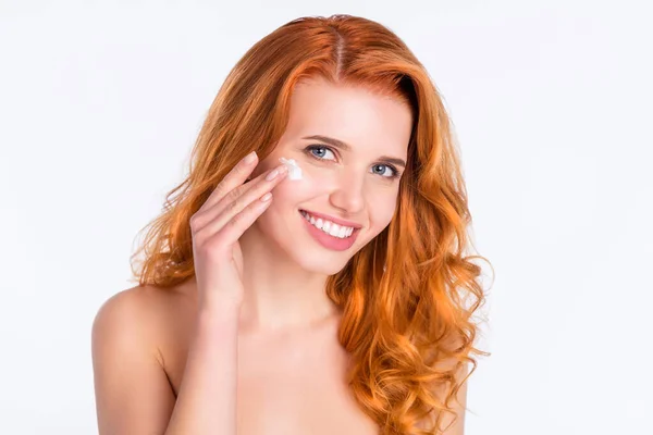 Foto retrato de mulher encaracolado cabelo vermelho pele lisa aplicando creme hidratante isolado fundo cor branca — Fotografia de Stock