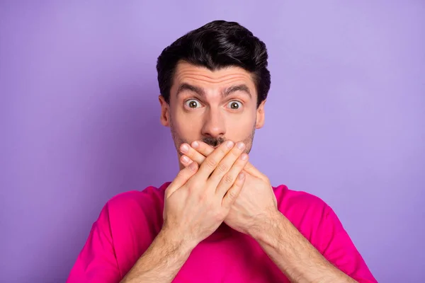 Photo de jeune surpris étonné homme couverture bouche fermée entendre de mauvaises nouvelles choquantes isolé sur fond de couleur violette — Photo