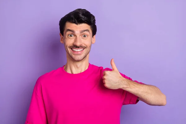 Photo de la personne satisfaite étonnée montrer pouce vers le haut dents sourire regarder caméra isolé sur fond de couleur violette — Photo