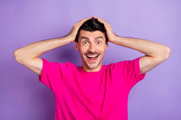 Foto de joven feliz emocionado loco sorprendido hombre sorprendido cogido de la mano en la cabeza ver gran descuento venta aislado sobre fondo de color violeta — Foto de Stock