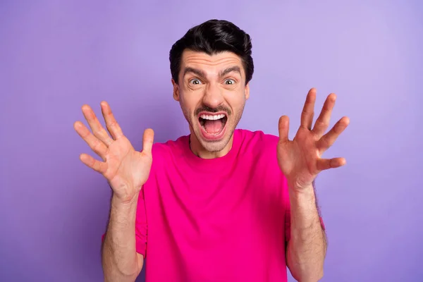 Foto de joven enojado loco furioso hombre gritando gritando tener conflicto problema aislado sobre fondo de color violeta — Foto de Stock