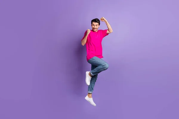 Pełne ciało zdjęcie zachwycony wesoły człowiek pięści w górę promieniowanie uśmiech świętować odizolowany na fioletowy kolor tło — Zdjęcie stockowe