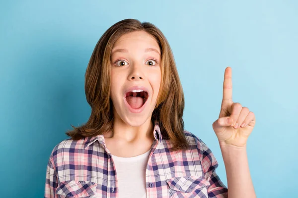 Foto de menina pequena muito engraçada usar camisa xadrez boca aberta apontando dedo isolado azul cor fundo — Fotografia de Stock