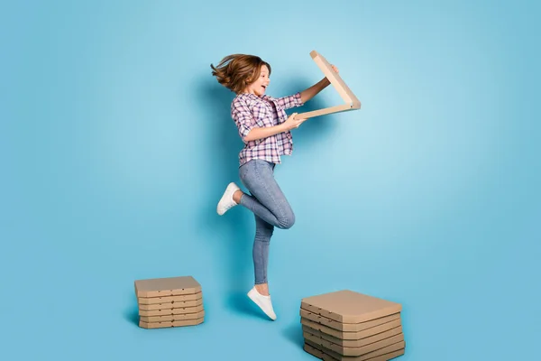 フルサイズプロフィール側の写真の若いです幸せなクレイジー励起女の子ジャンプオープンピザ隔離された上の青の色の背景 — ストック写真
