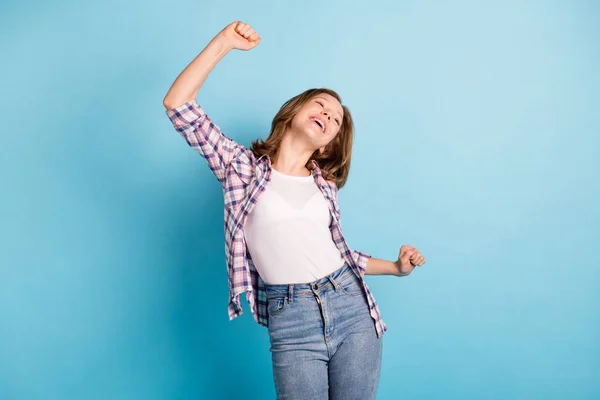 Foto van zorgeloze tevreden school persoon hebben plezier dansen tand glimlach geïsoleerd op blauwe kleur achtergrond — Stockfoto