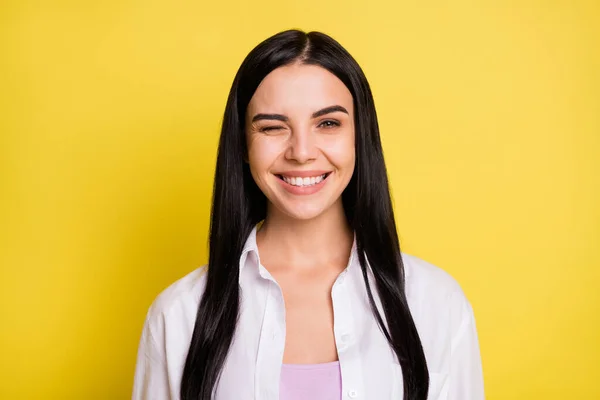 Foto di felice gioiosa giovane donna ammiccare ammiccare sorriso affascinante isolato su brillare sfondo di colore giallo — Foto Stock