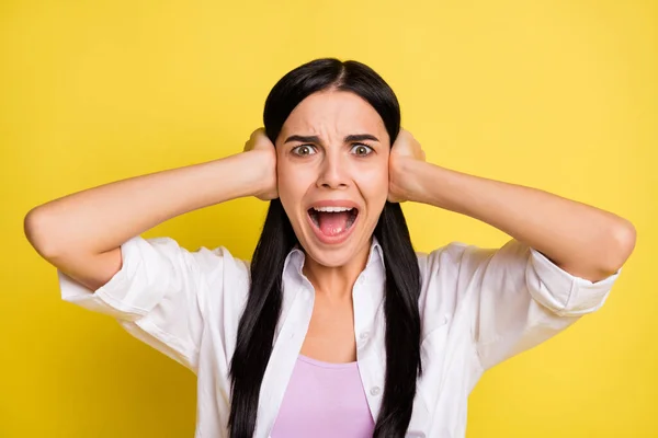 Foto di infelice stressato giovane donna coprire le mani orecchie rumore abbastanza forte isolato su sfondo di colore giallo — Foto Stock