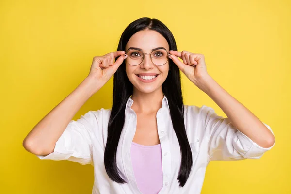 Foto di allegra giovane donna positiva indossare occhiali tenere le dita buon umore sorriso isolato su sfondo di colore giallo — Foto Stock