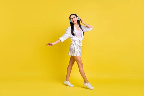 Full size foto di giovani felici allegro sorridente ragazza positiva danza ascoltare musica isolata su sfondo di colore giallo — Foto Stock