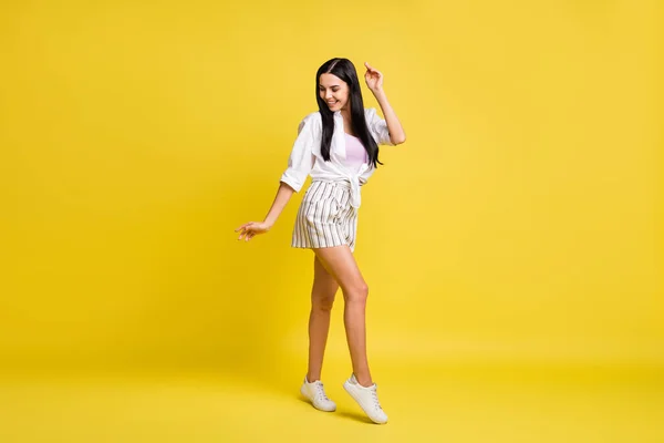 Full size foto van jong mooi glimlachen positief goed humeur meisje dansen genieten weekend geïsoleerd op gele kleur achtergrond — Stockfoto