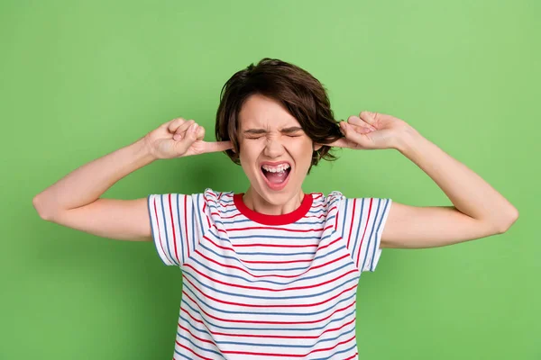 Portret dość wściekły szalony dziewczyna zamykając uszy zły hałas izolowane nad zielonym pastelowym tle kolorów — Zdjęcie stockowe