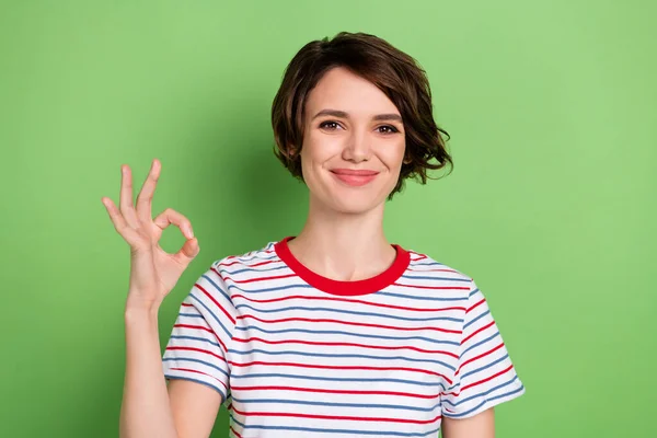 Portré vonzó vidám lány mutatja ok-jel hirdetés egyetért elszigetelt zöld pasztell szín háttér — Stock Fotó