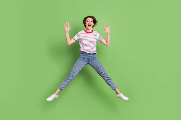 Longitud completa vista del tamaño del cuerpo de la chica bastante alegre saltando divertirse aislado sobre fondo de color pastel verde — Foto de Stock