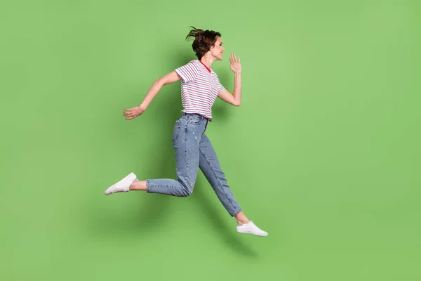 Πλήρες μήκος προφίλ μέγεθος σώματος πλευρά άποψη του αρκετά χαρούμενο κορίτσι άλμα τρέχει απομονωμένο πάνω από πράσινο φόντο παστέλ χρώμα — Φωτογραφία Αρχείου