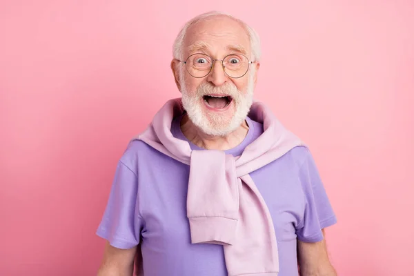 Фотопортрет пожилого человека в очках поражен криком изолированных на пастельно-розовом фоне — стоковое фото