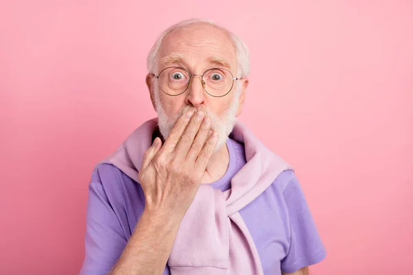 Gözlüklü yaşlı bir adamın fotoğrafı. Ağzını kapalı tutuyor. Sır tutuyor. — Stok fotoğraf